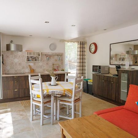 L'Etang Des Cigales Apartment Uchaux Екстериор снимка